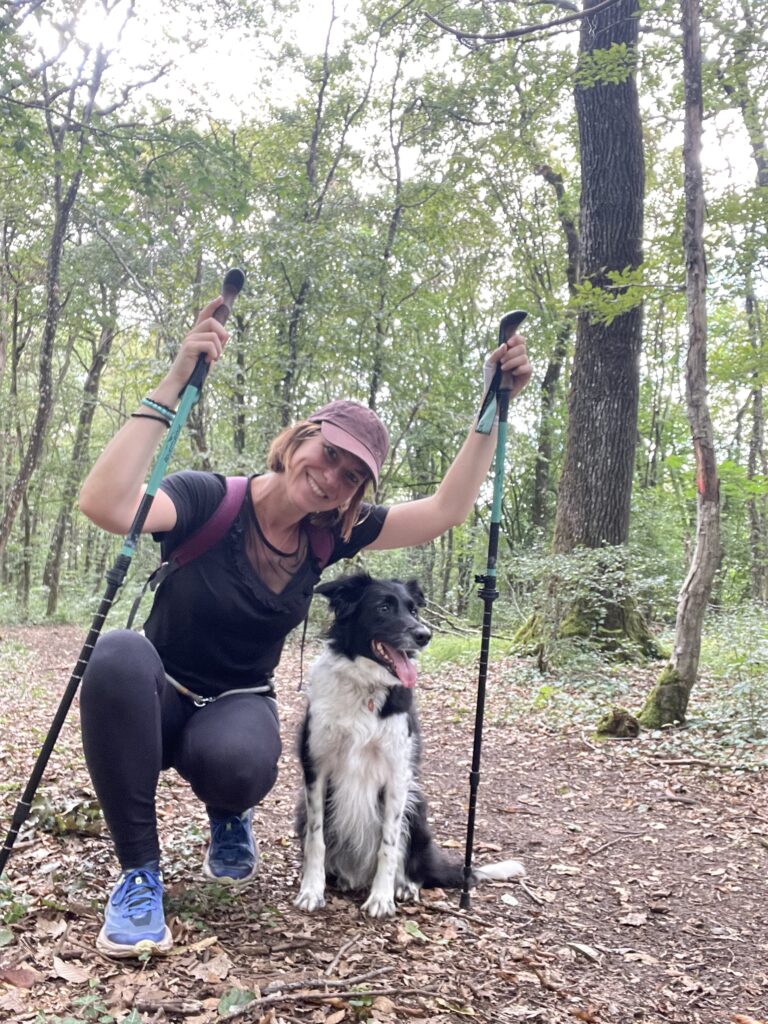 mes bâtons de randonnée à la main, marchant avec mon chien