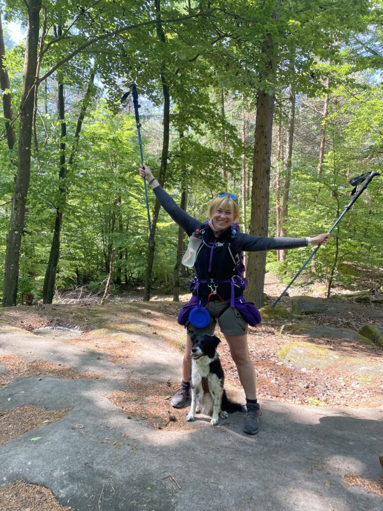 Ma chienne et moi sur notre trek dans les Vosges