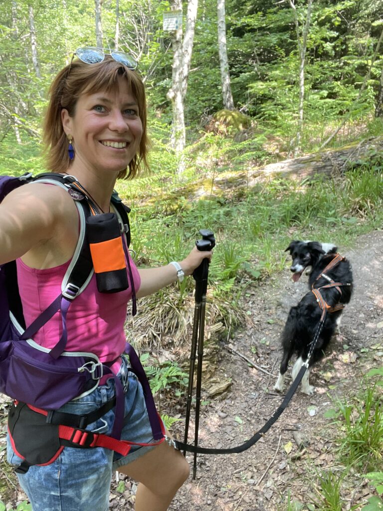 En randonnée avec son chien