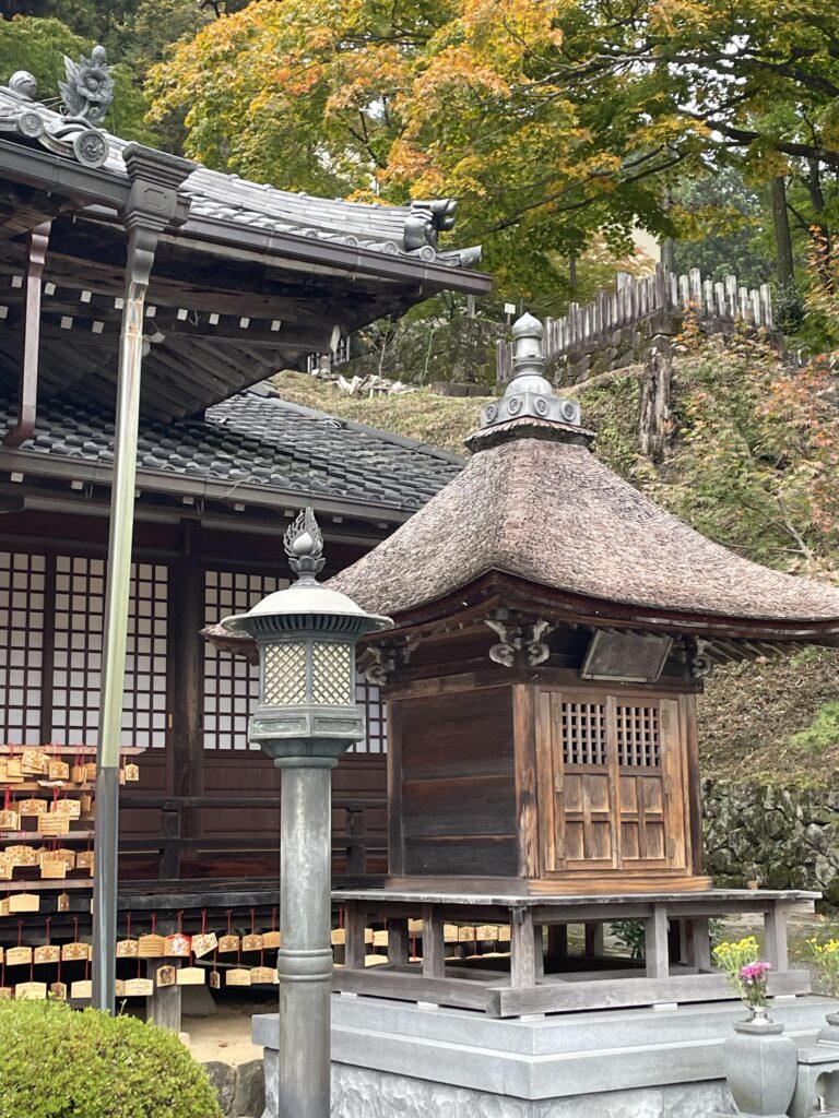 temple dans les alpes japonaises à l'automne