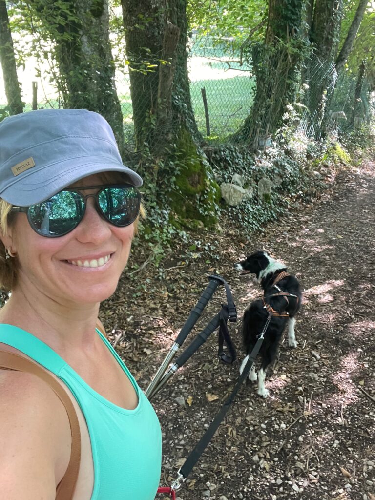 randonneuse avec son chien.
trekking avec son chien