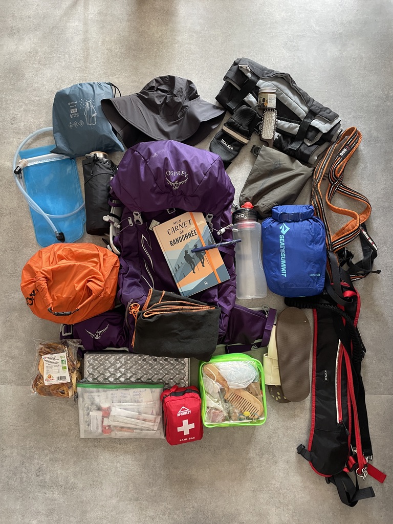 Sac à dos de randonnée et son matériel pour un trek